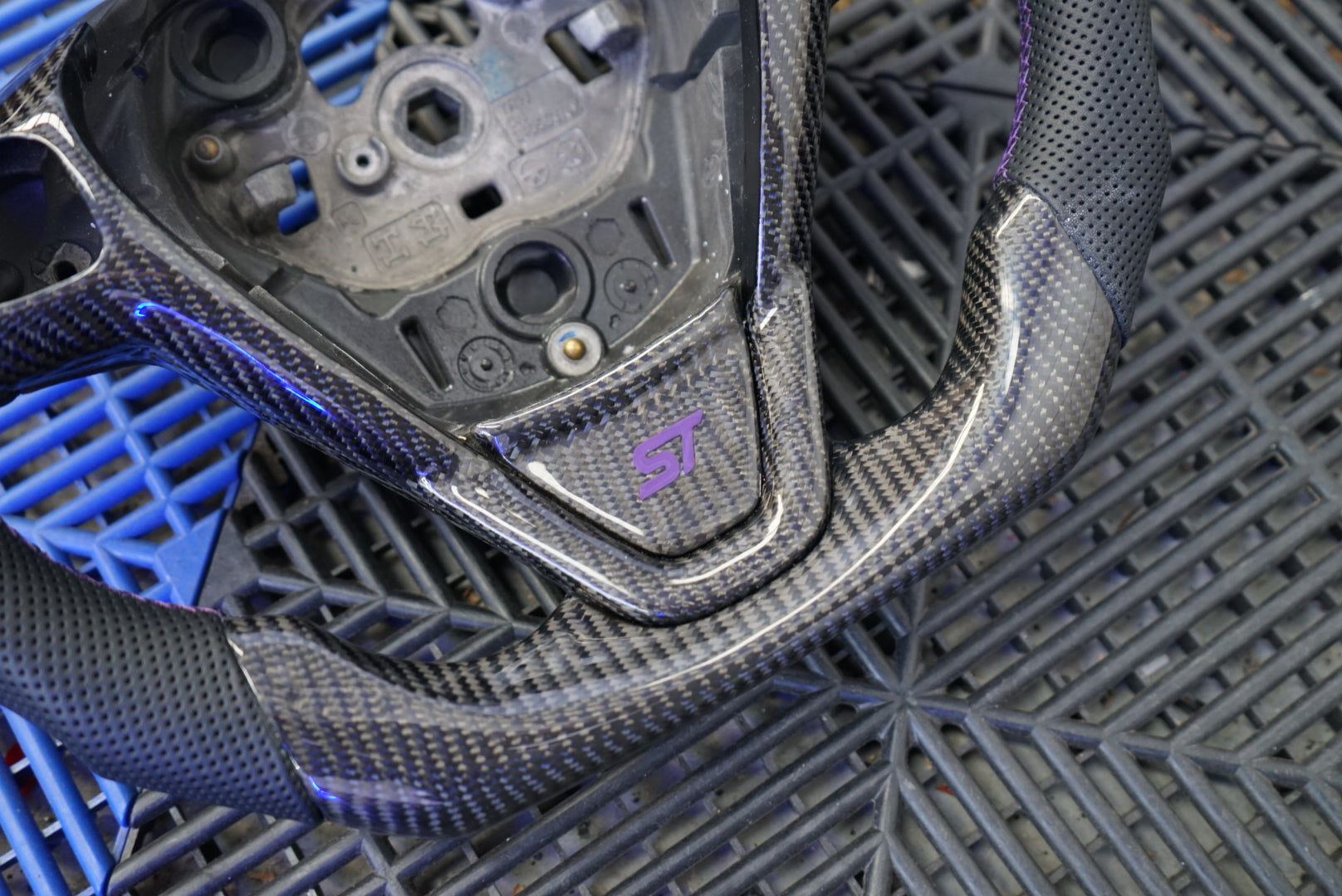 Ford Fiesta MK7 / MK7.5 Carbon Fibre Steering Wheel - SWFIESTA1