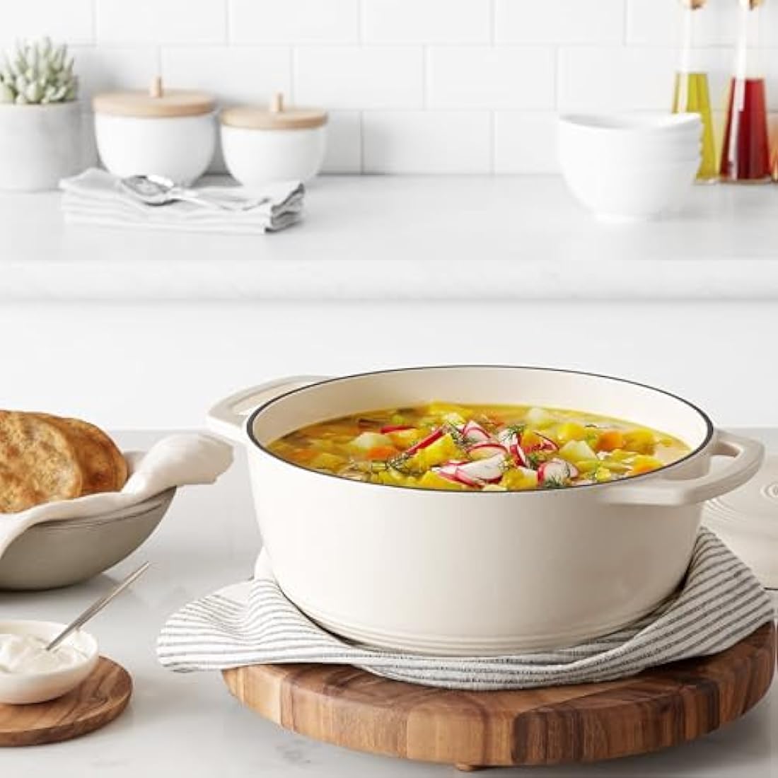 Amazon Basics Round Enameled Cast Iron Covered Dutch Oven, 5.7 L, White