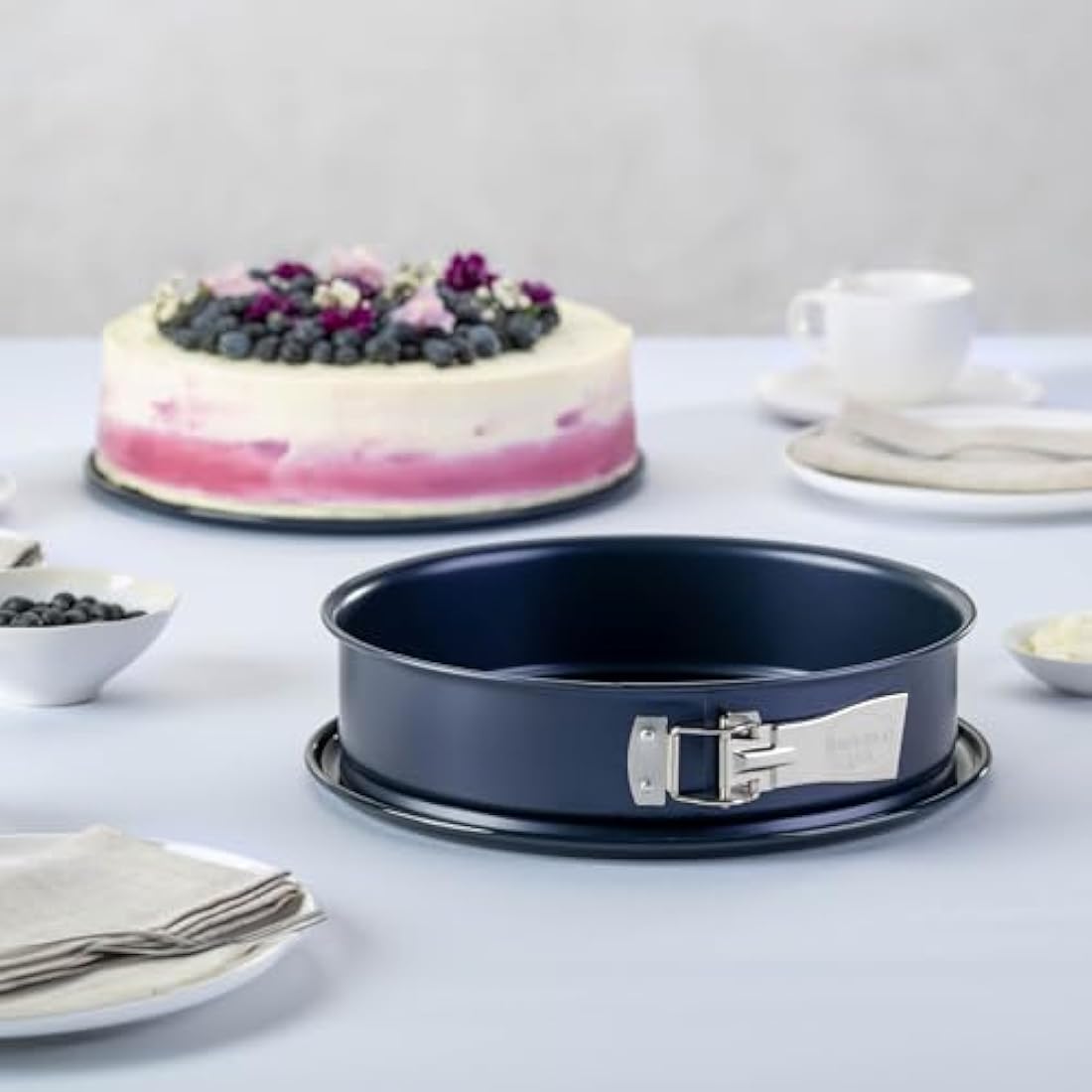 Dr. Oetker Springform Cake Tin 28cm Diameter, Round Cake Mold, Baking Pan, Cut & Scratch Resistant Flat Removable Base, Non-Stick Enamel Coating, Colour: Blue