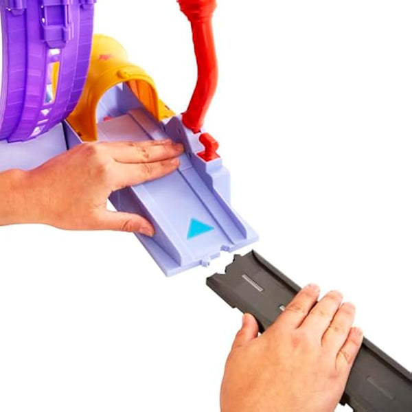 Disney and Pixar Cars On The Road Showtime Loop Playset with Ivy Monster Truck, Launcher and Movable Target, Toy Gift for Kids, HGV73