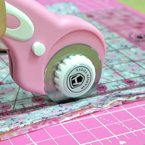 Rotary Cutter Set Pink - Quilting Kit incl. 45mm Fabric Cutter, 5 Extra Rotary Blades, A2 Self Healing Cutting Mat, Acrylic Ruler and Sewing Clips, Scissors, Ideal for Crafting, Sewing, Patchworking