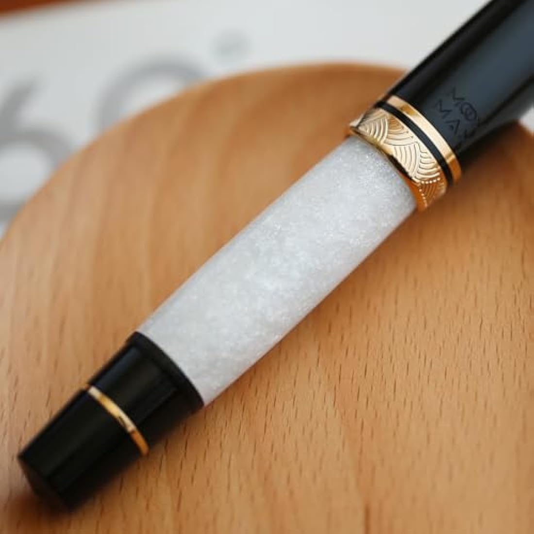 erofa Majohn P139 Piston Resin Fountain Pen Medium Nib with Box, Brass Piston System Large Capacity Writing Pen, Black White