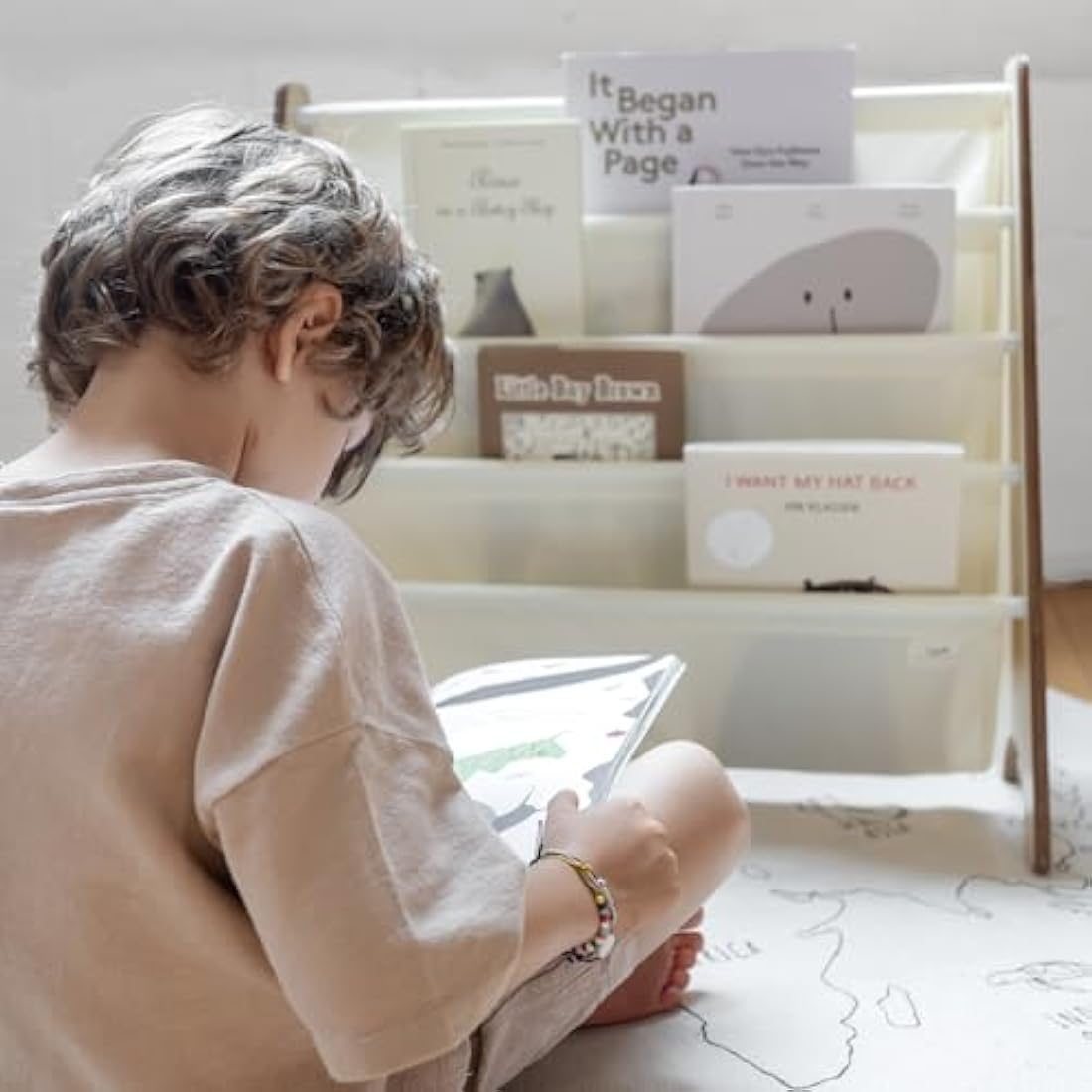 3 Sprouts Recycled Fabric Kids Bookshelf – 4-Tier Sling Book Rack Storage - Kids Room Book Shelves, Nursery, Playroom, Classroom - Bookcase Display Shelf for Toddler, Children Age 3+ - Solid Cream