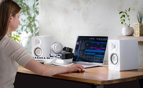 Yamaha HS4 Studio Monitors (Black) – Compact 2-Way Powered Speakers with Advanced Sound Control and Versatile Connectivity for Music Production and Video Editing