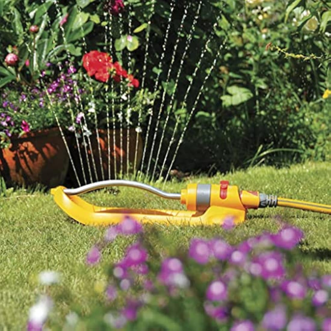 HOZELOCK - Rectangular Oscillating Sprinkler Plus 180 m² : Small-area Spray Sprinkler on Sled, Ideal for Lawns and Established Plants, Adjustable Oscillation Zone: 15 Jets Uniform Watering [2972P0000]