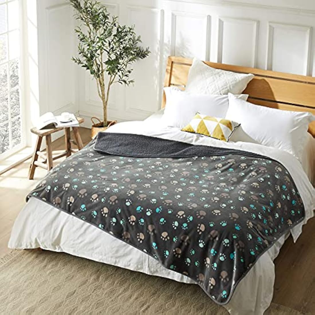 Allisandro Waterproof Blanket 200×140 cm for Couch, Chairs, Car, or Bed, Machine Washable Triple Layer Tech Waterproof Furniture Protector with Cute Paw Print for Medium Large Dogs