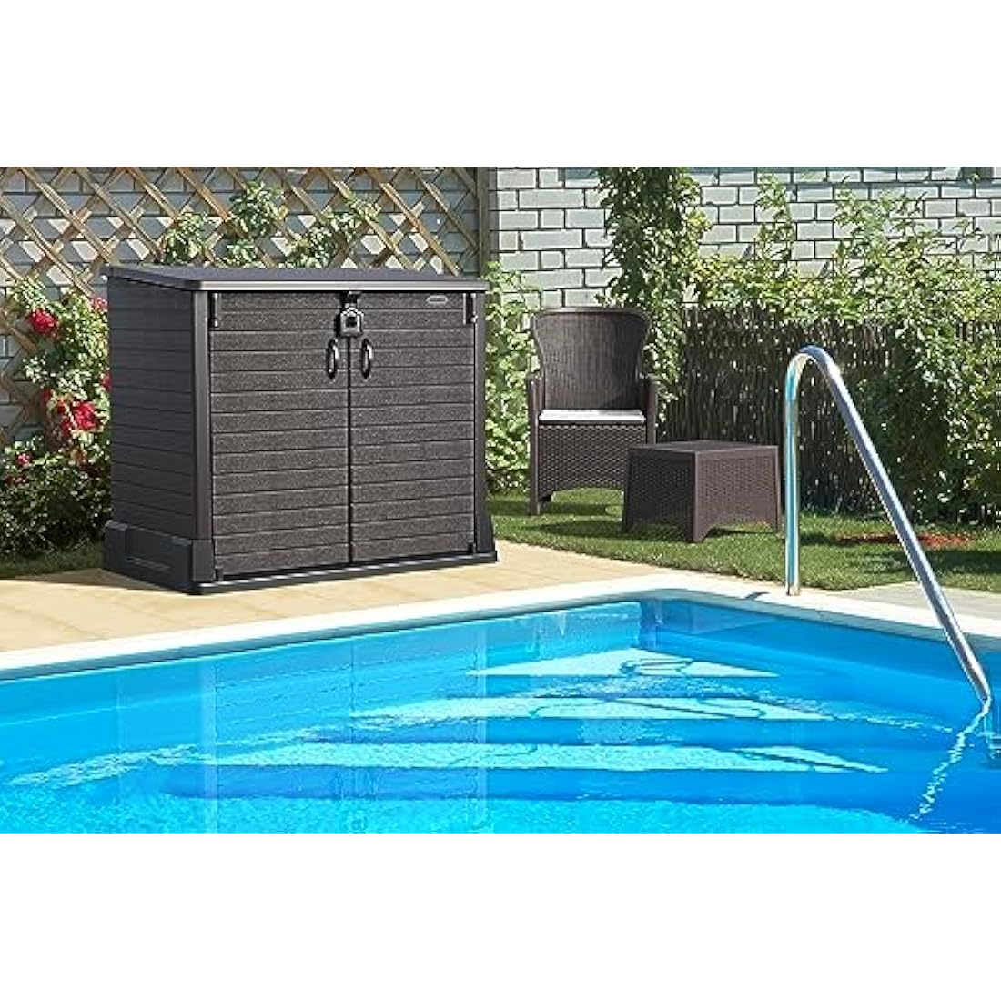 Duramax Cedargrain StoreAway 850L Plastic Garden Storage Shed - Outdoor Storage Shed, Wheelie bin box, Durable Construction, Ideal for Tools, BBQs & 2x 120L Garbage Bins, 130x74x110 cm, Dark Brown