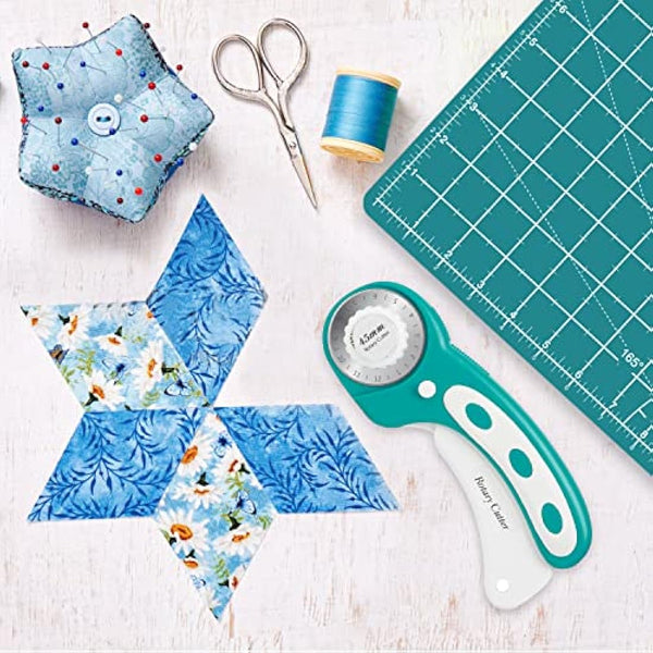 Rotary Cutter Set - Quilting Kit incl. 45mm Fabric Cutter, 5 Extra Rotary Blades, A2 Self Healing Cutting Mat, Acrylic Ruler and Sewing Clips, Scissors, Ideal for Crafting, Sewing, Patchworking