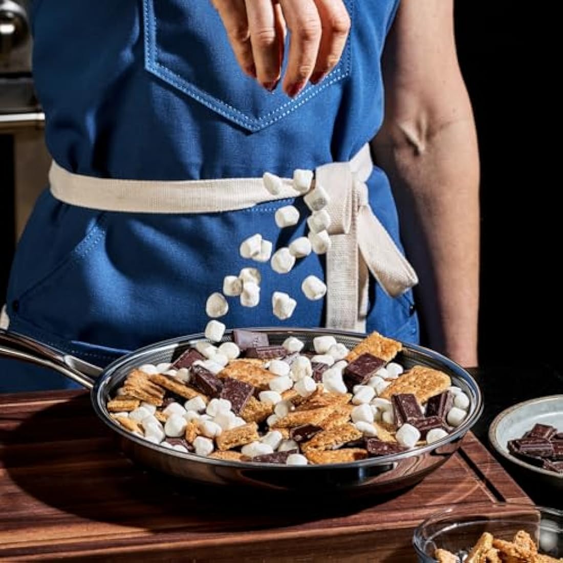 HexClad Hybrid Nonstick Frying Pan, 26 cm, Stay-Cool Handle, Dishwasher and Oven-Safe, Induction Ready, Compatible with All Cooktops