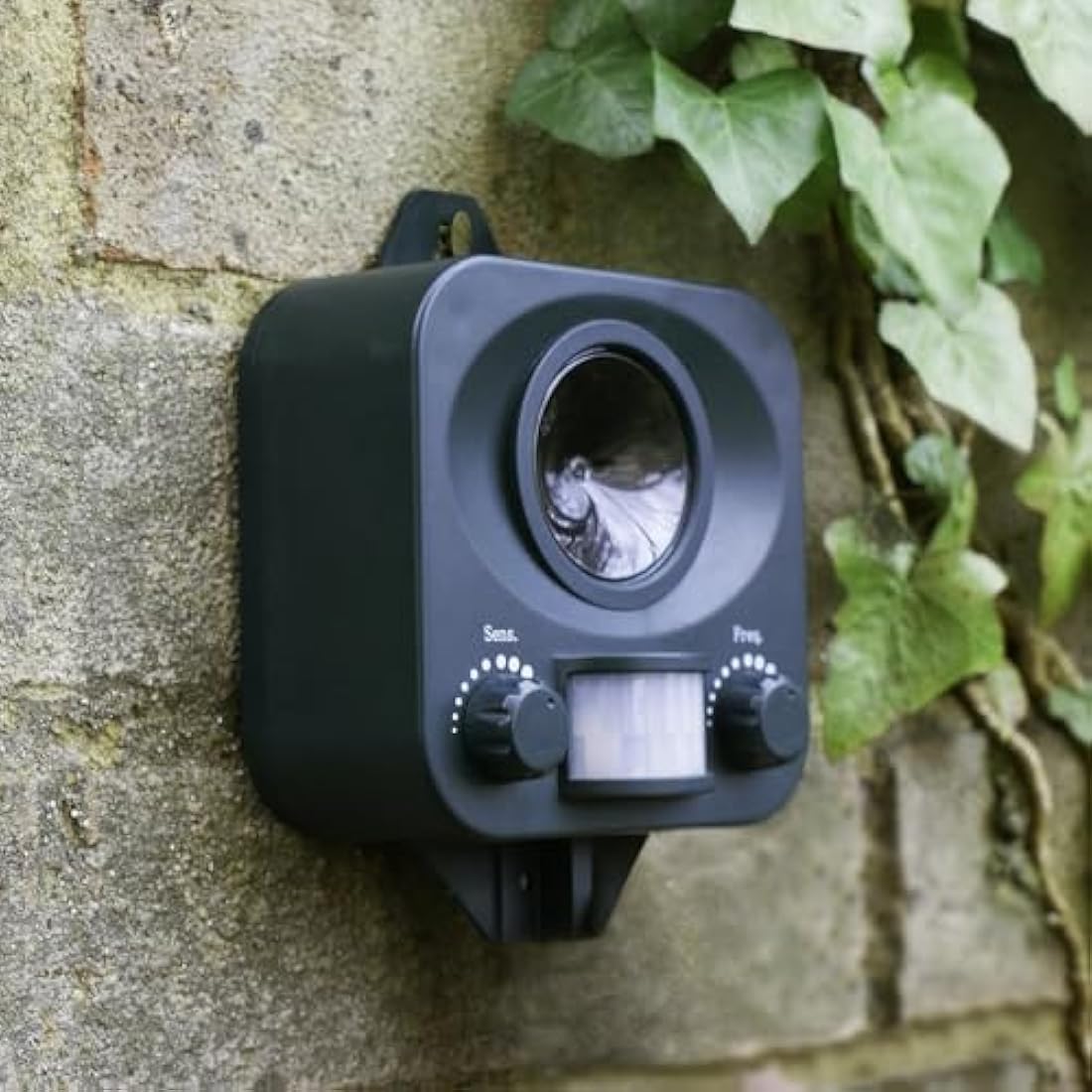 Pestbye® Waterproof Ultrasonic Cat Repeller and Scarer with Ground Stake (Battery Powered)