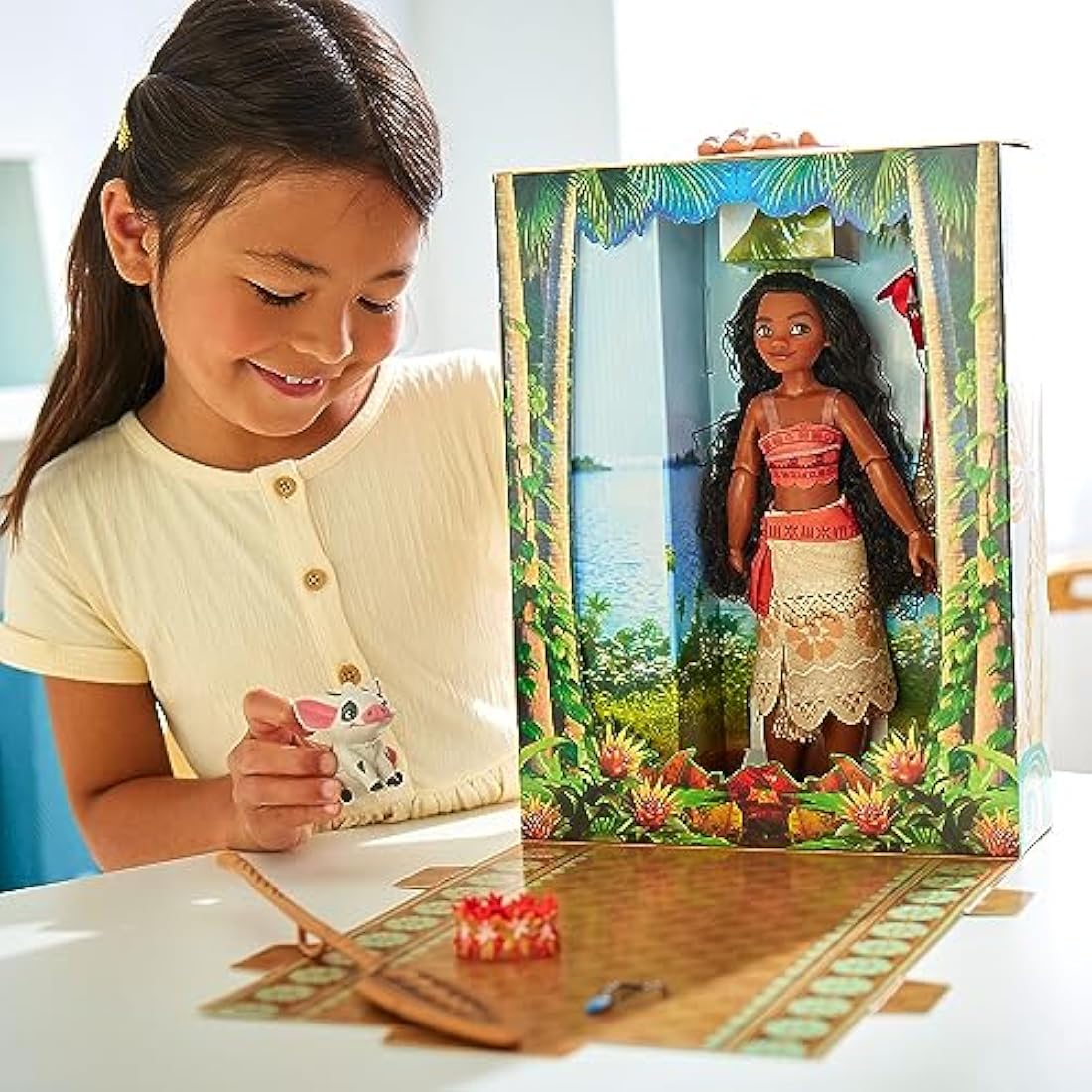 Disney Store Official Moana Story Doll for Kids, 28cm/11”, With Pua, 2 Outfits, Accessories, Colouring & Activity Pack and Box that Folds to a Play Stage, Suitable for Ages 3+