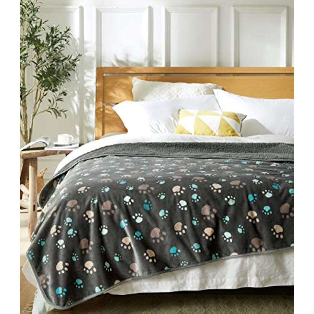 Allisandro Waterproof Blanket 200×140 cm for Couch, Chairs, Car, or Bed, Machine Washable Triple Layer Tech Waterproof Furniture Protector with Cute Paw Print for Medium Large Dogs