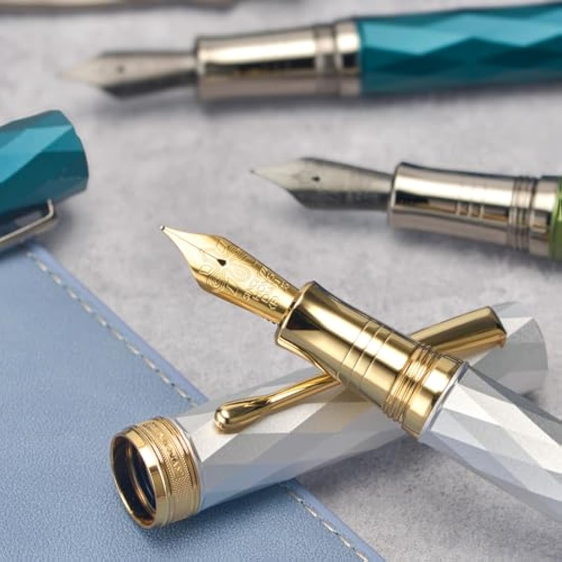 Hongdian N11 Fountain Pen, Titanium-Coated Black Fine Soft Nib, Grass Green & Lozenge Geometric Design with Metal Case Set