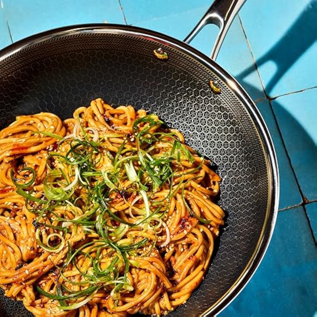 HexClad Hybrid Nonstick 25 cm Wok, Stay-Cool Handle, Dishwasher-Friendly, Oven-Safe Up to 480°C, Induction Ready, Compatible with All Cooktops