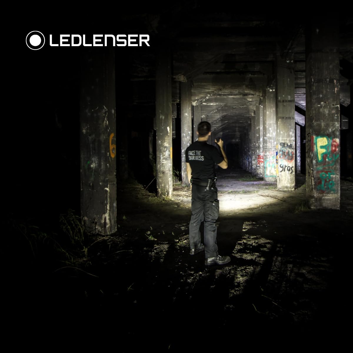 Ledlenser P7R torch LED, 1000 lumens, rechargeable Lithium 18650 battery, 210m long distance beam, focusable, up to zu 40h runtime, incl. magnetic charging system and wall mounting, Flashlight