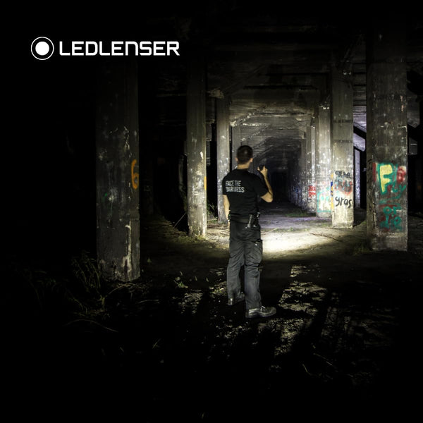 Ledlenser P7R torch LED, 1000 lumens, rechargeable Lithium 18650 battery, 210m long distance beam, focusable, up to zu 40h runtime, incl. magnetic charging system and wall mounting, Flashlight