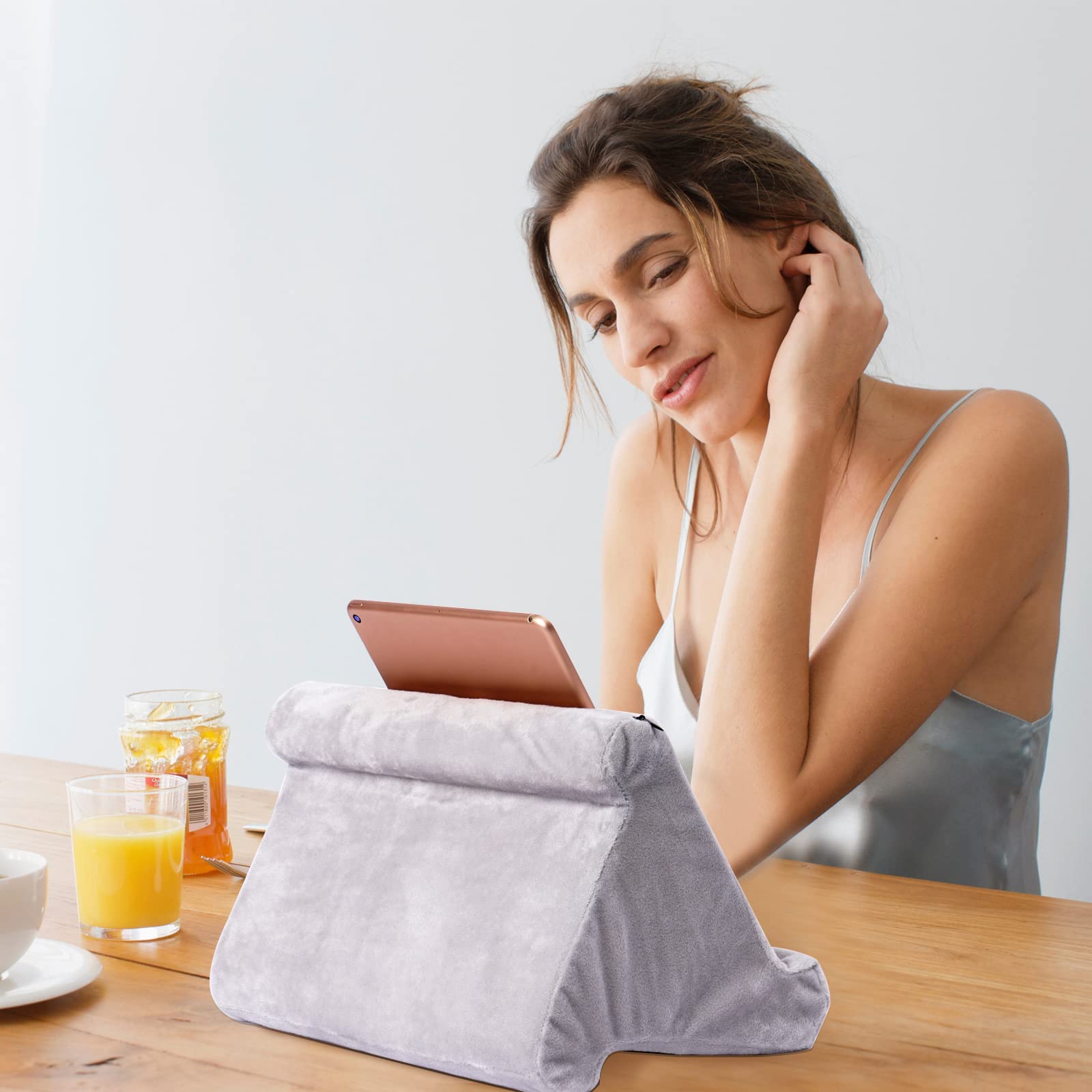 Soft Tablet Stand Pillow with Pocket,Tablet Cushion Stand,Adjustable 3 Viewing Angle,Lazy Holder Stand for Bed Sofa,Compatible with iPads Tablets eReaders Smartphones Books Magazines（Grey）…