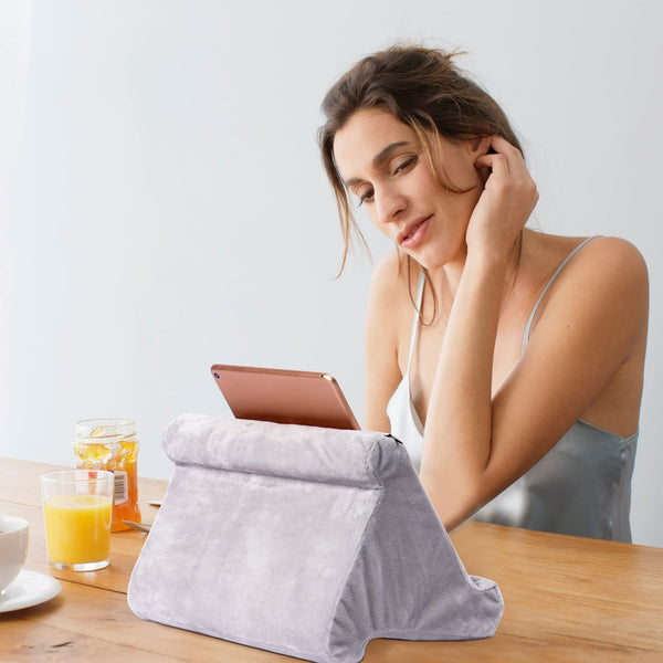 Soft Tablet Stand Pillow with Pocket,Tablet Cushion Stand,Adjustable 3 Viewing Angle,Lazy Holder Stand for Bed Sofa,Compatible with iPads Tablets eReaders Smartphones Books Magazines（Grey）…