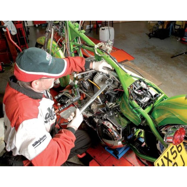 Draper 1/2" Square Drive Ratchet Torque Wrench | Micrometre Reversible Hand Tool | 30Nm-210Nm Mechanics Car Tools | Professional Blow Mould Storage Case | 30357