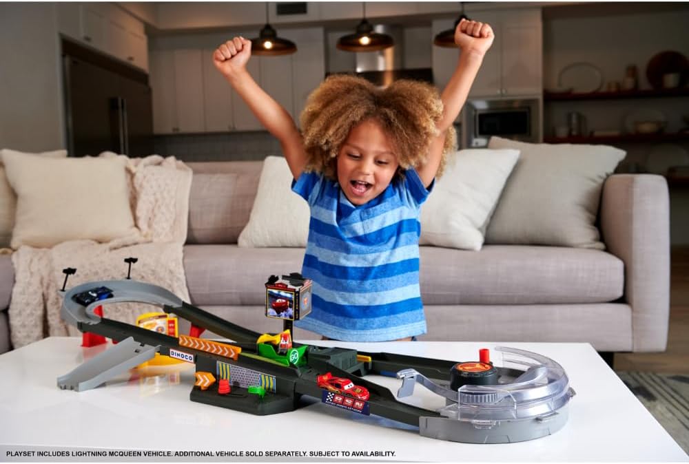 Mattel Disney and Pixar Cars Track Set, Piston Cup Action Speedway Playset with 1:55 Scale Lightning McQueen Die-Cast Toy Car, HPD81