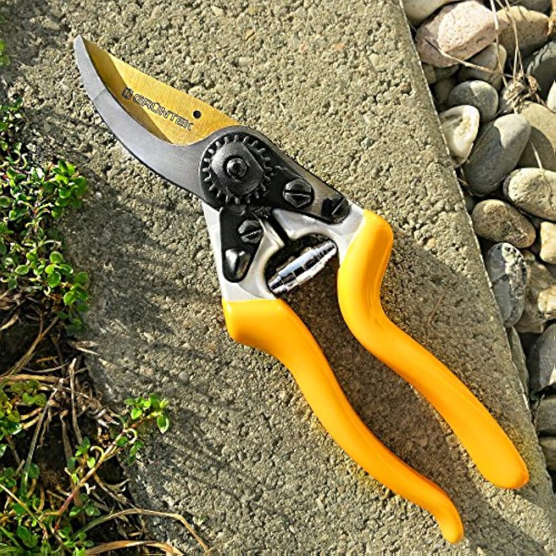 GRÜNTEK Z-25 Titanium Bypass Secateurs – 215mm Ergonomic Garden Pruning Shears with Japanese SK5 Blade | Tree, Vine & Garden Maintenance