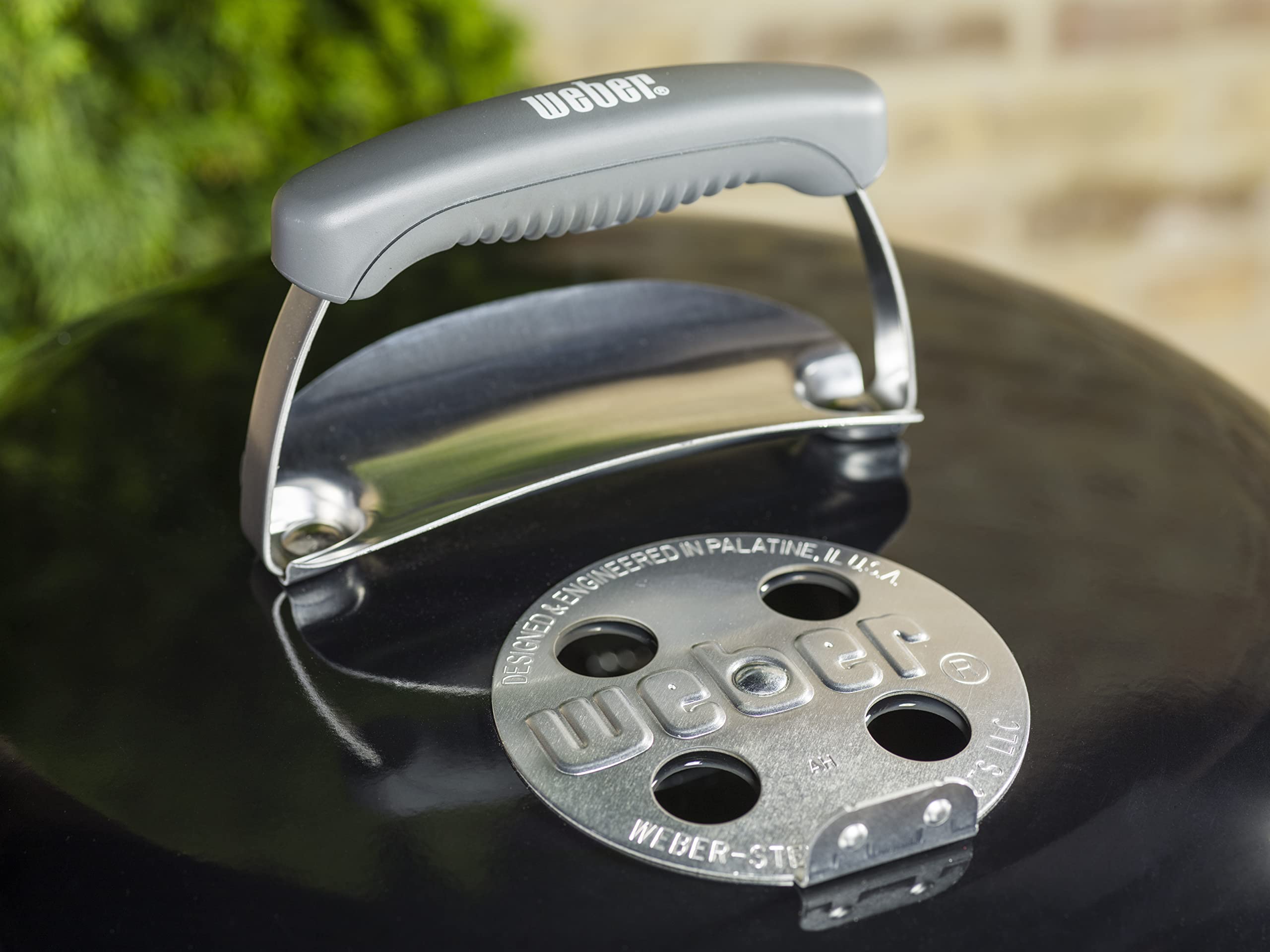 Weber Classic Kettle Charcoal Grill, Ø 57cm Grill Area, BBQ Grill with Porcelain-Enamelled Lid & Bowl, Lid Thermometer, Tripod Stand & Wheels, Chromed Grill Grate - Black (1341504)