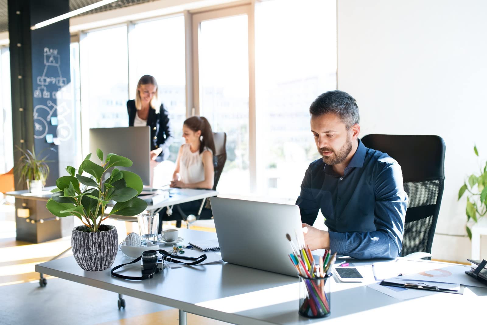 AlphaAcc Artificial Plants Real Looking and Touching Fake Plant Evergreen Plastic Fiddle Leaf Fig Plant with Rustic Black Cement Planter for