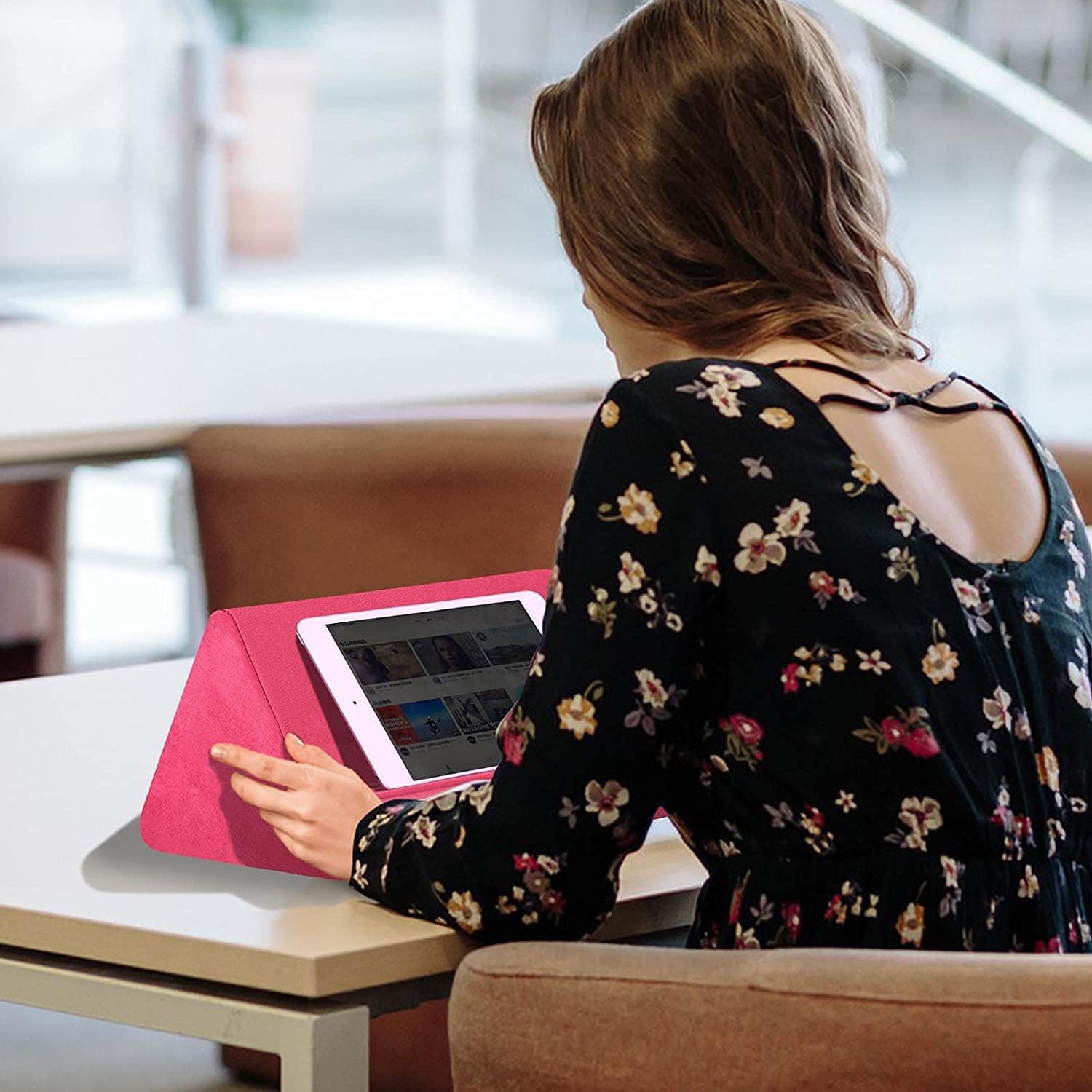 Soft Tablet Stand Pillow with Pocket,Tablet Cushion Stand,Adjustable 3 Viewing Angle,Lazy Holder Stand for Bed Sofa,Compatible with iPads Tablets eReaders Smartphones Books Magazines（Grey）…