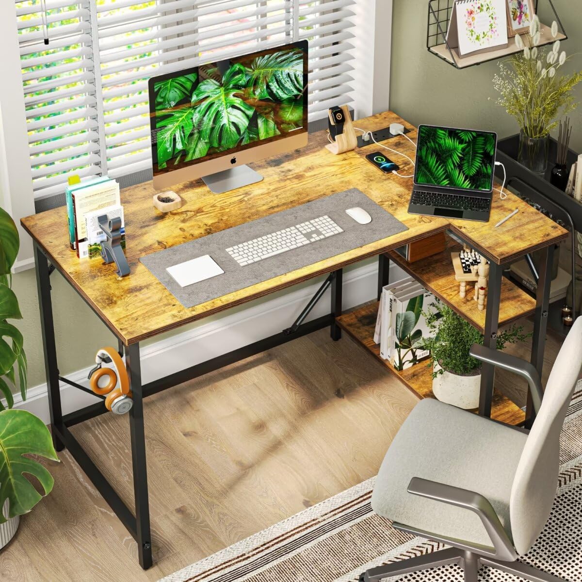 DOMSHOCT L Shaped Gaming Desk with Power Outlets, 140x70cm Corner Computer Desk with Large Reversible Shelves, Home Office Desk with Hooks for Writing