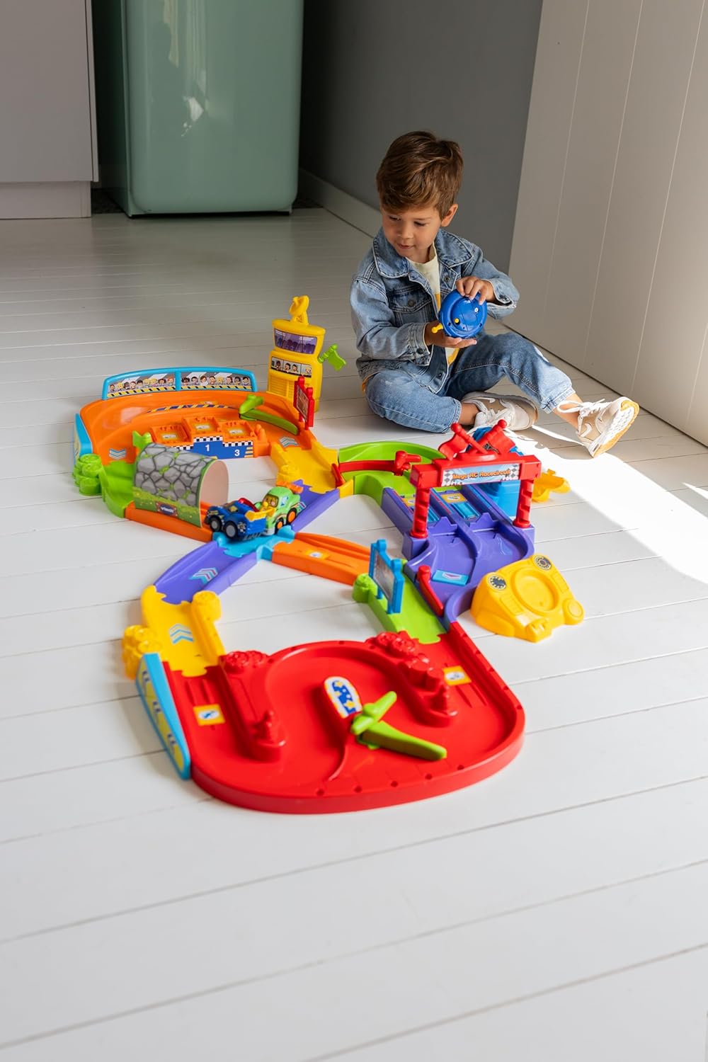 VTech Toot-Toot Drivers Super Circuit RC Raceway, Toy Car Playset with 2 Vehicles Included, 3 Exciting Crash Zones, Songs & Fun Phrases, Interactive Toddler Toy 12 Months, 2, 3, 4 +, English Version