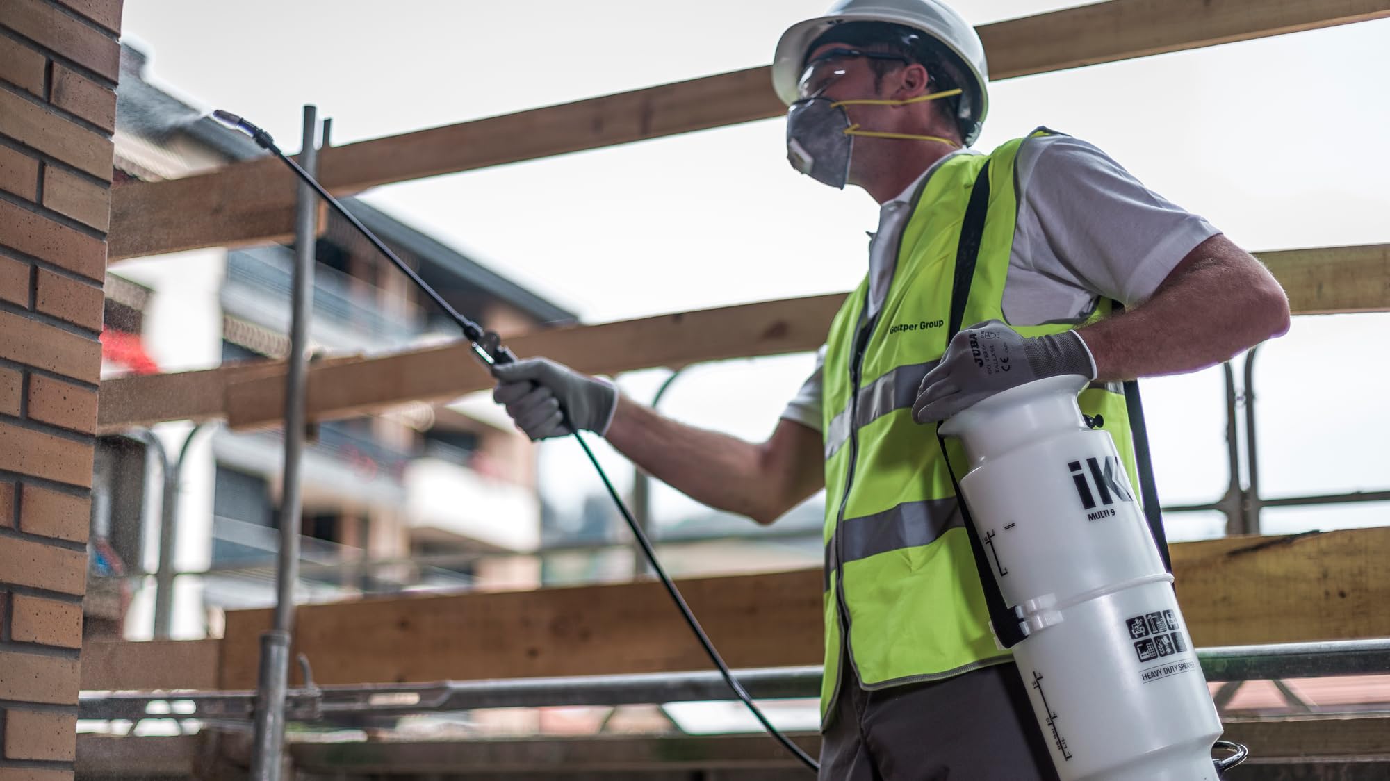 Goizper IK MULTI 9 - Acid-Resistant Pressure Sprayer - Metal Handle - Safety Valve - Shoulder Strap - 9L Tank - For Cleaning and Garden Products