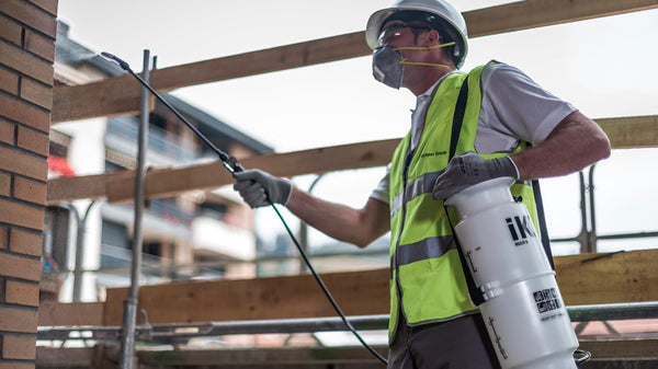 Goizper IK MULTI 9 - Acid-Resistant Pressure Sprayer - Metal Handle - Safety Valve - Shoulder Strap - 9L Tank - For Cleaning and Garden Products