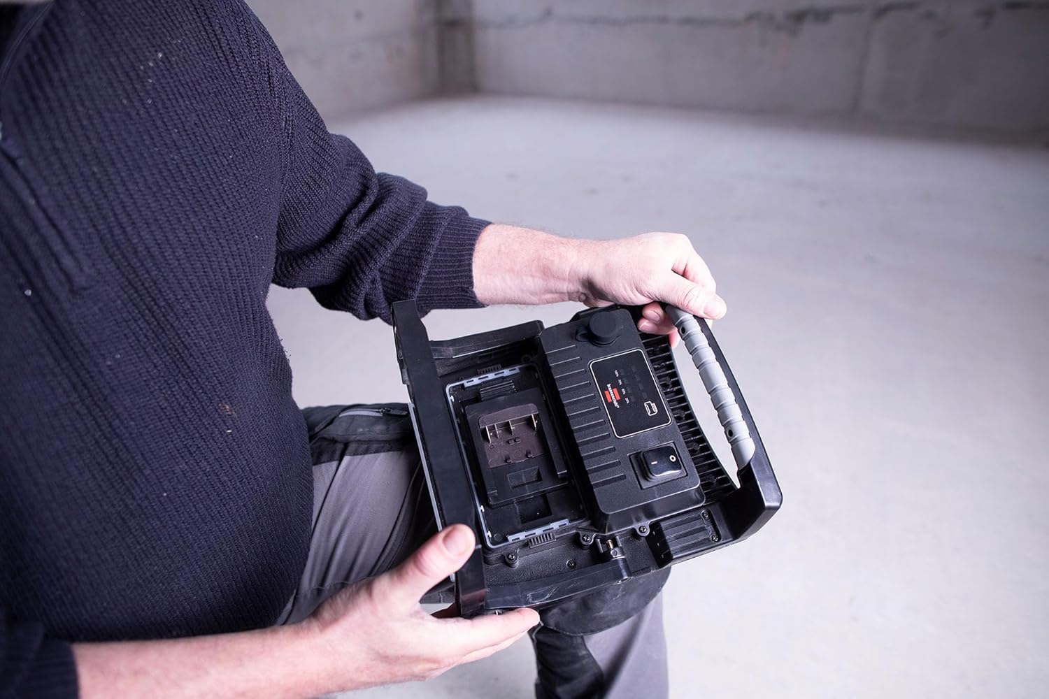 Brennenstuhl Professional Multi Battery LED Hybrid Work Light 6053 MH (60W, compatible with 18V Batteries from 11 different Manufacturers, Battery and Mains Operation, 6200lm, Engineered in Germany)