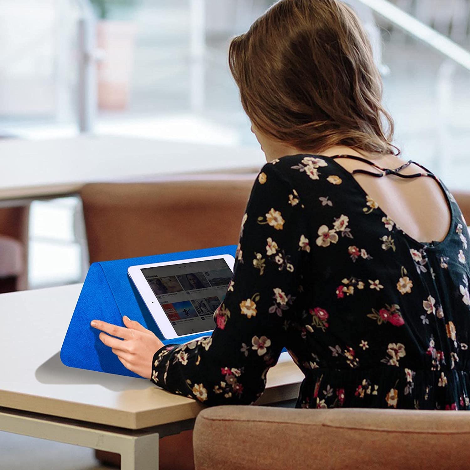 Soft Tablet Stand Pillow with Pocket,Tablet Cushion Stand,Adjustable 3 Viewing Angle,Lazy Holder Stand for Bed Sofa,Compatible with iPads Tablets eReaders Smartphones Books Magazines（Grey）…