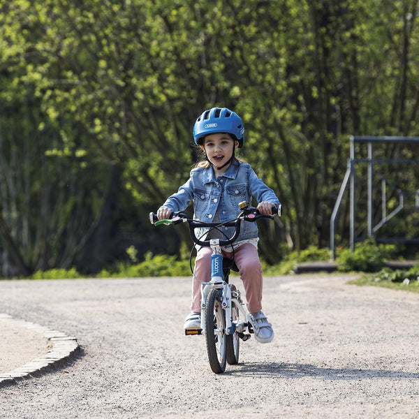 ABUS children's helmet Smiley 3.0 LED - bike helmet with light - deep fit and space for a pigtail - for girls and boys - pink with strawberry pattern,