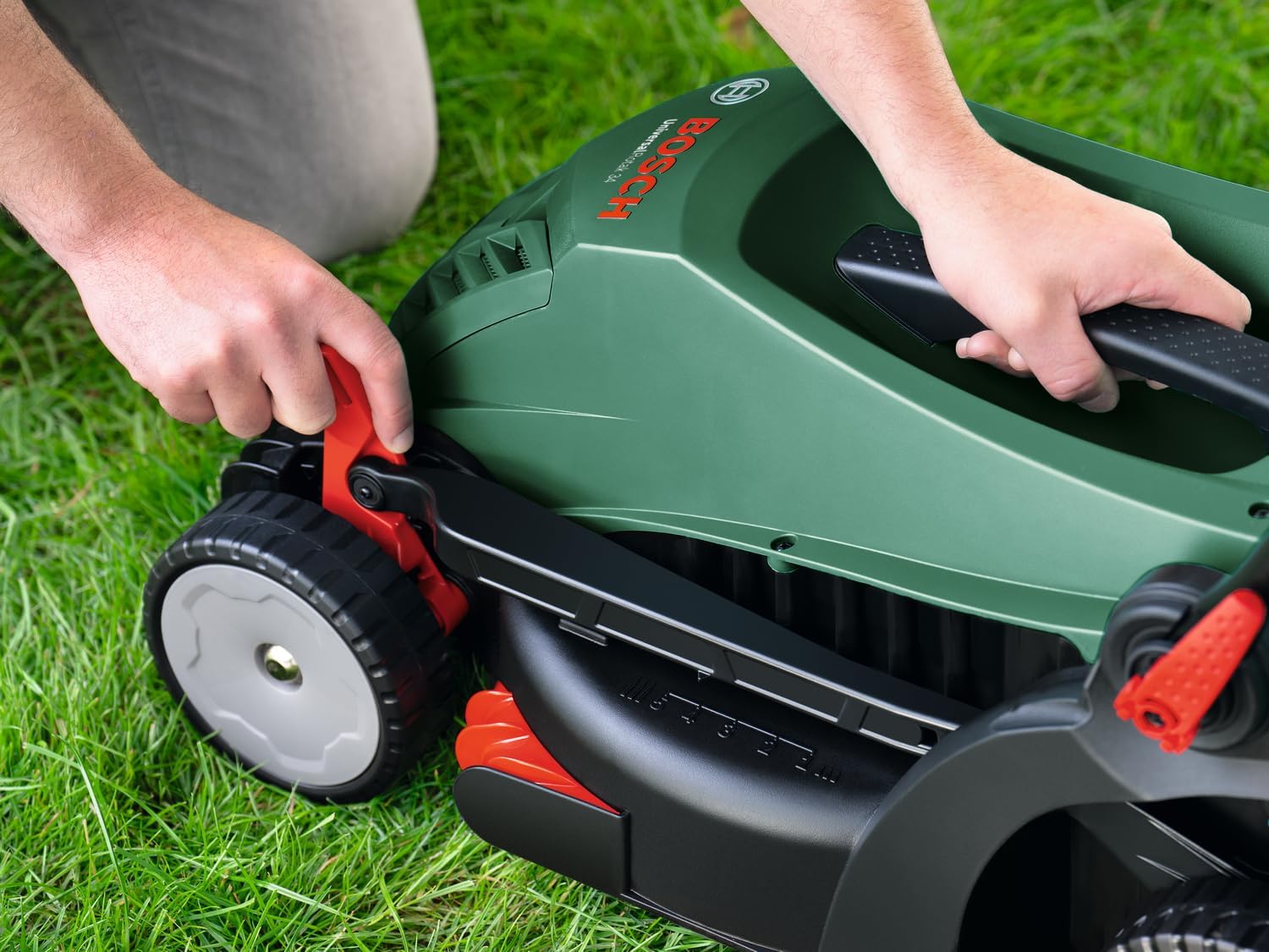 Bosch Corded Lawnmower UniversalRotak 34-410 (230 V, Cutting Width: 34 cm, 40-Litre Grass Box, with GrassCombs)