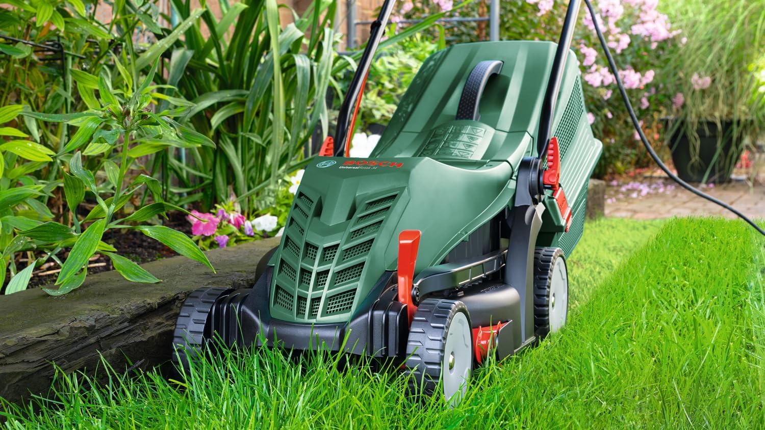 Bosch Corded Lawnmower UniversalRotak 34-410 (230 V, Cutting Width: 34 cm, 40-Litre Grass Box, with GrassCombs)