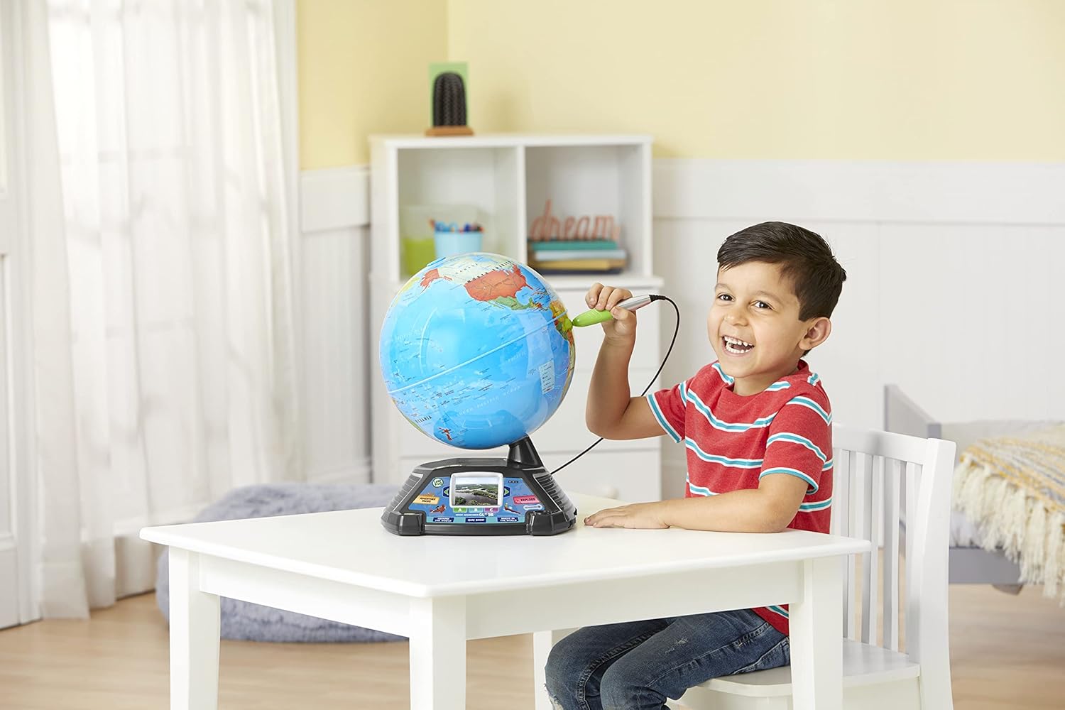 LeapFrog Magic Adventures Globe, Interactive Childrens Globe, Educational Smart Globe for Kids with 2.7 Inch LCD Screen, Toys for Children with Games and Activities, Suitable for 5, 6, 7+ Year Olds