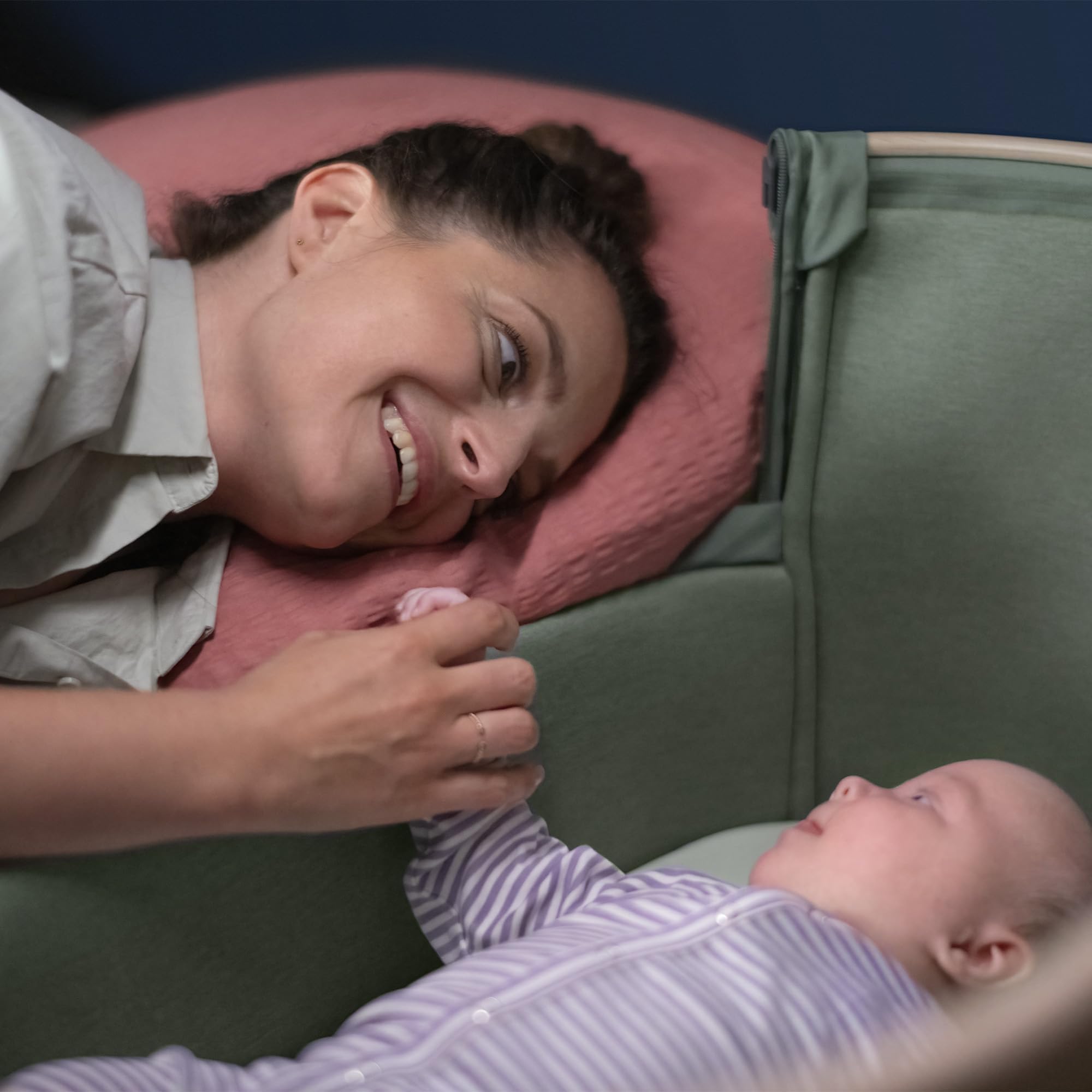 Maxi-Cosi Iora Co-Sleeper Crib, Foldable Baby Bedside Crib, 0–6 Months, max 9 kg, 4 Incline & 5 Height Positions, Easy Slide, Comfortable Mattress, Large Basket, Easy to Carry, Essential Grey