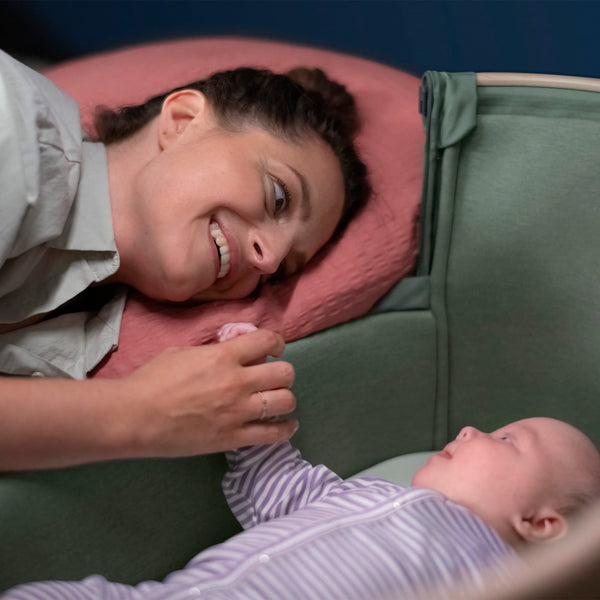 Maxi-Cosi Iora Co-Sleeper Crib, Foldable Baby Bedside Crib, 0–6 Months, max 9 kg, 4 Incline & 5 Height Positions, Easy Slide, Comfortable Mattress, Large Basket, Easy to Carry, Essential Grey