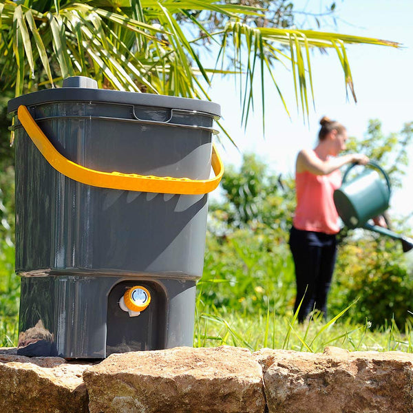 HOZELOCK - Liquid Fertaliser Biomix : Natural Gardening, Homemade Nutrient Rich Liquid Plant Feed, Ultimate Solution to Care for Plants, Easy-to-use