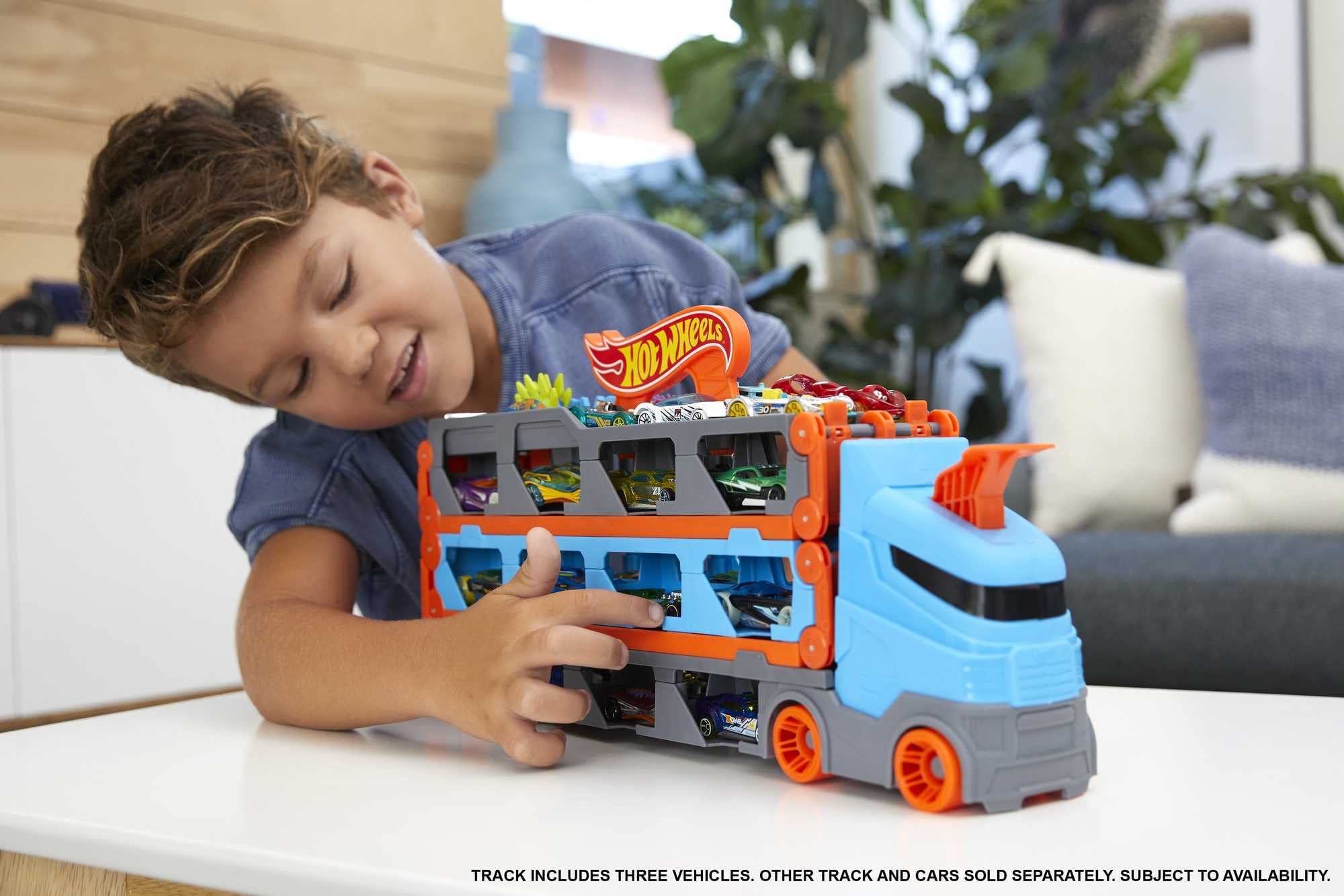 Hot Wheels - Speedway Hauler Storage Carrier with 3 1:64 Scale Cars & Convertible 6-Foot Drag Race Track for Kids 4 to 8 years Old, Stores 20+ Cars & Connects to Other Playsets, HGH33