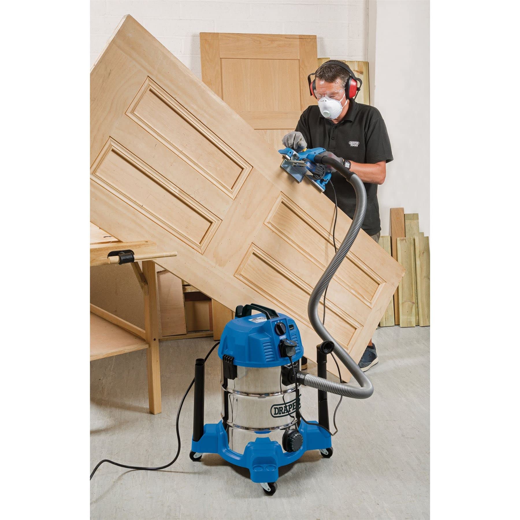 Draper 1600w Wet and Dry 30 Litre Vacuum Cleaner 1.5m Flexible hose and Accessories - Home DIY Car Carpet Workshop and Professional Use