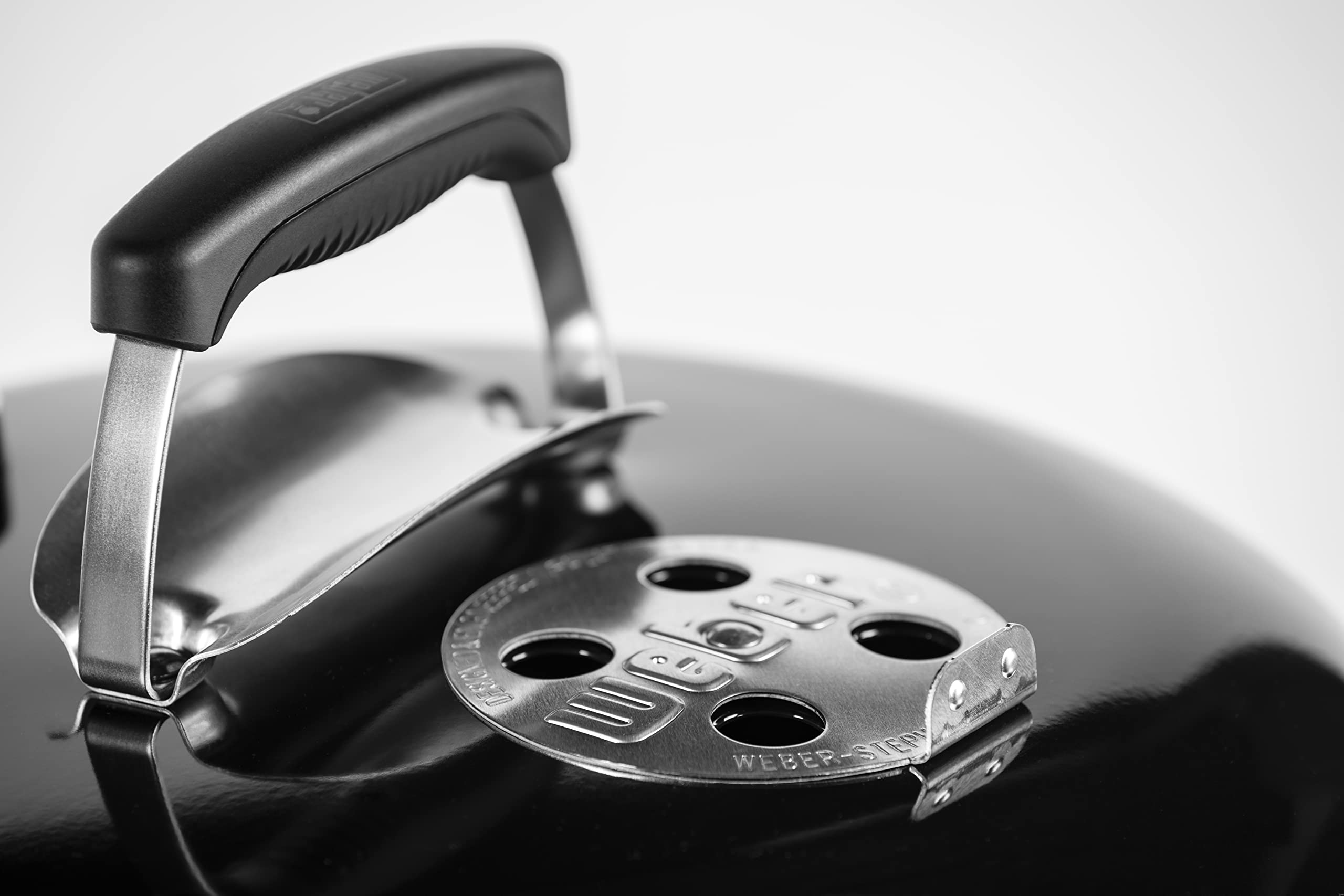 Weber Original Kettle Charcoal Grill, Ø 57cm Grill Area, BBQ Grill with Porcelain-Enamelled Lid & Bowl, Lid Thermometer, One-Touch Cleaning System - Black (14101004)