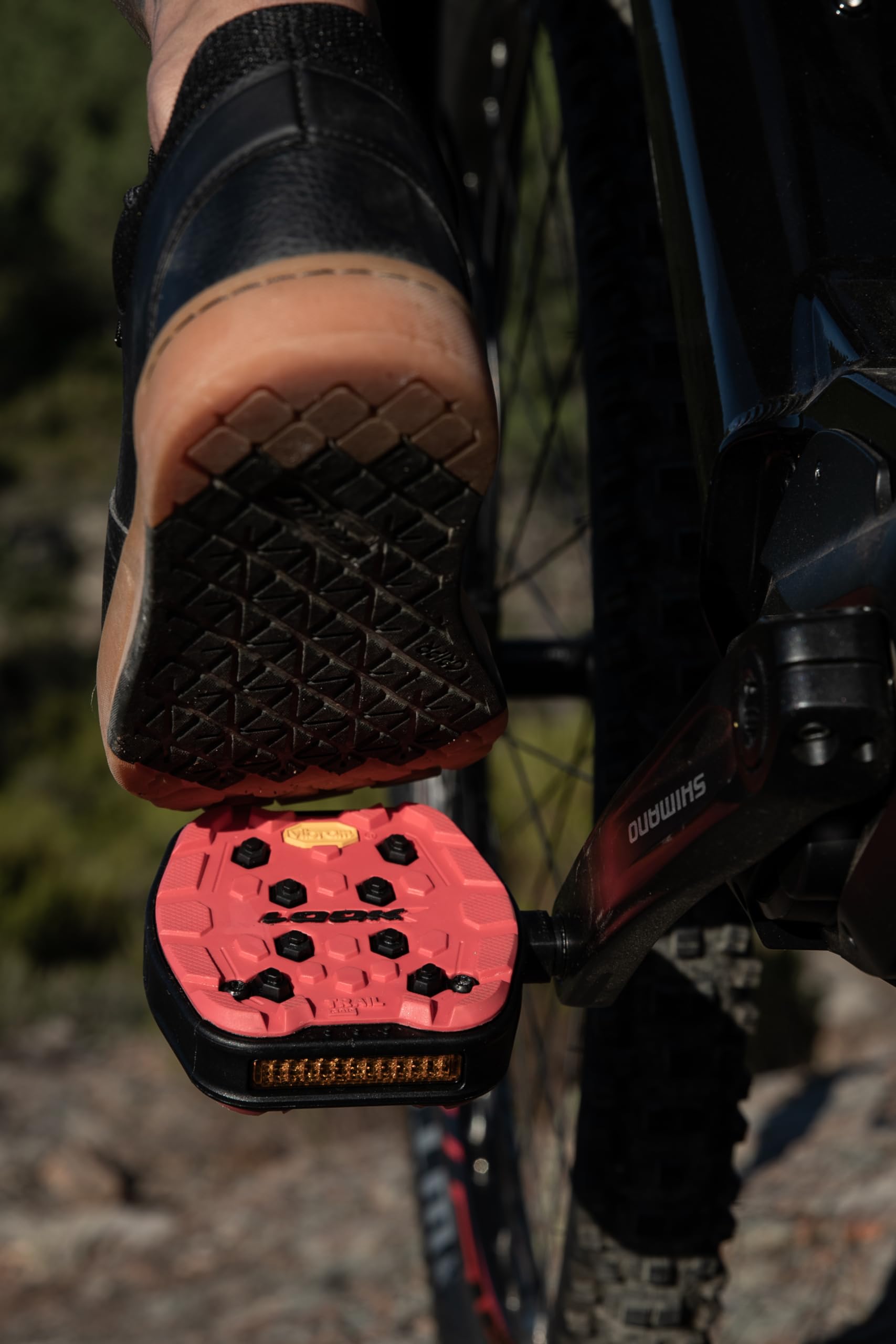 LOOK Cycle - Geo Trail Grip Bicycle Pedals - Flat Pedals - Reliability, Comfort and Durability - Slip-Proof Safety - Innovative Activ Grip Rubber -