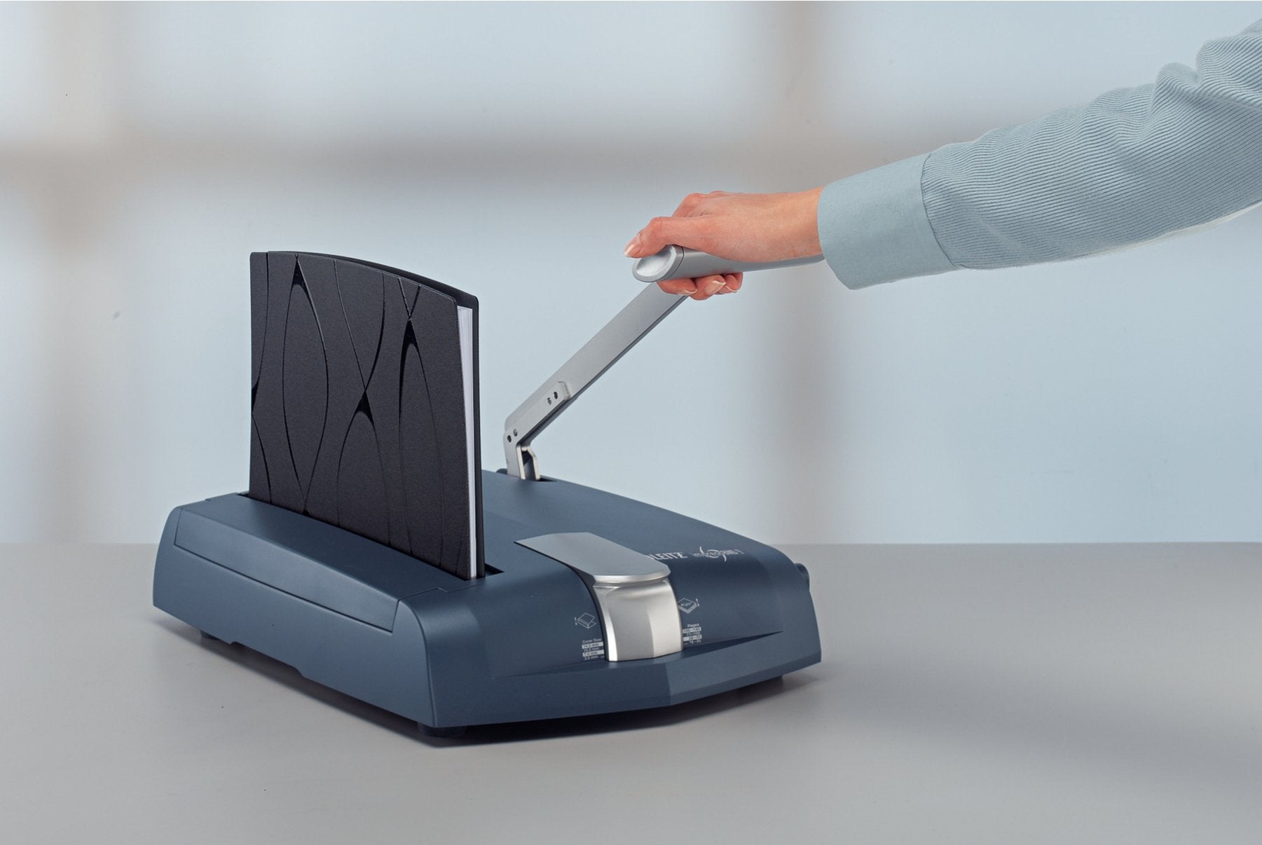 Leitz A4 Binding Machine, impressBIND 140, Silver/Blue