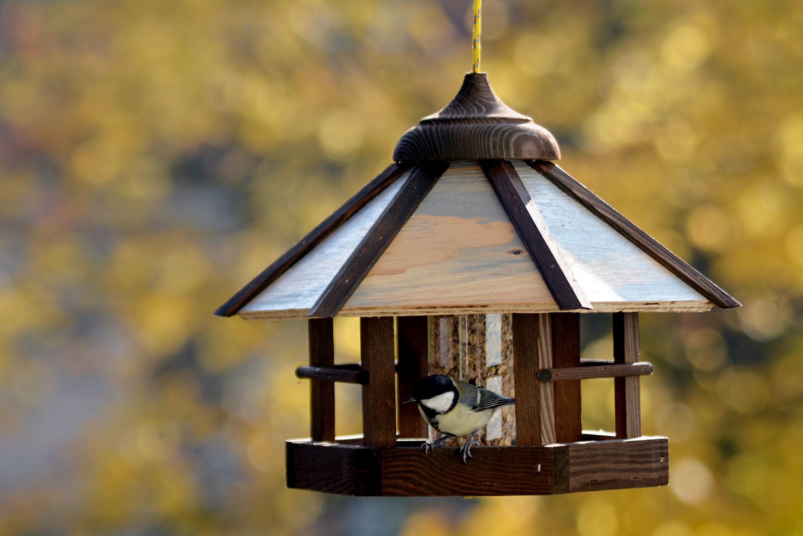 dobar? 21390 Camouflage Bird Feeder Made of Wood - Hanging Bird House - Includes Feeder - Compact Bird Villa - 35 x 35 x 29 cm - Brown/Beige/Grey