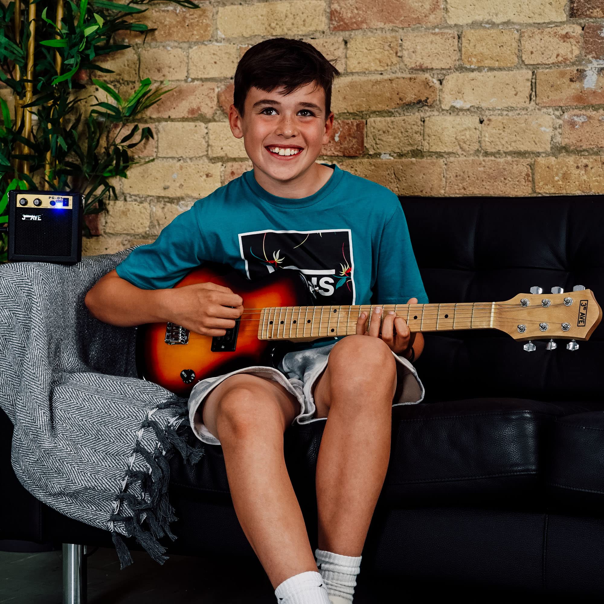 3rd Avenue 1/4 Size Kids Electric Guitar Pack for Junior Beginners - 6 Months FREE Lessons, 5W Portable Amp, Cable, Bag, Picks and Strap - Red