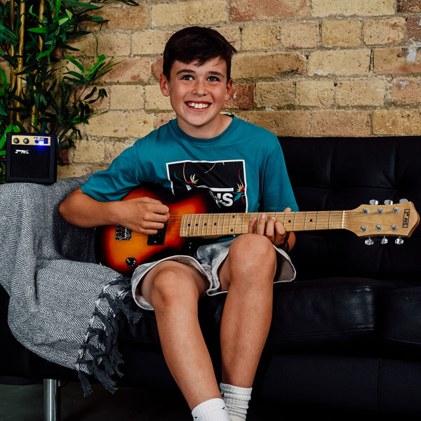 3rd Avenue 1/4 Size Kids Electric Guitar Pack for Junior Beginners - 6 Months FREE Lessons, 5W Portable Amp, Cable, Bag, Picks and Strap - Red