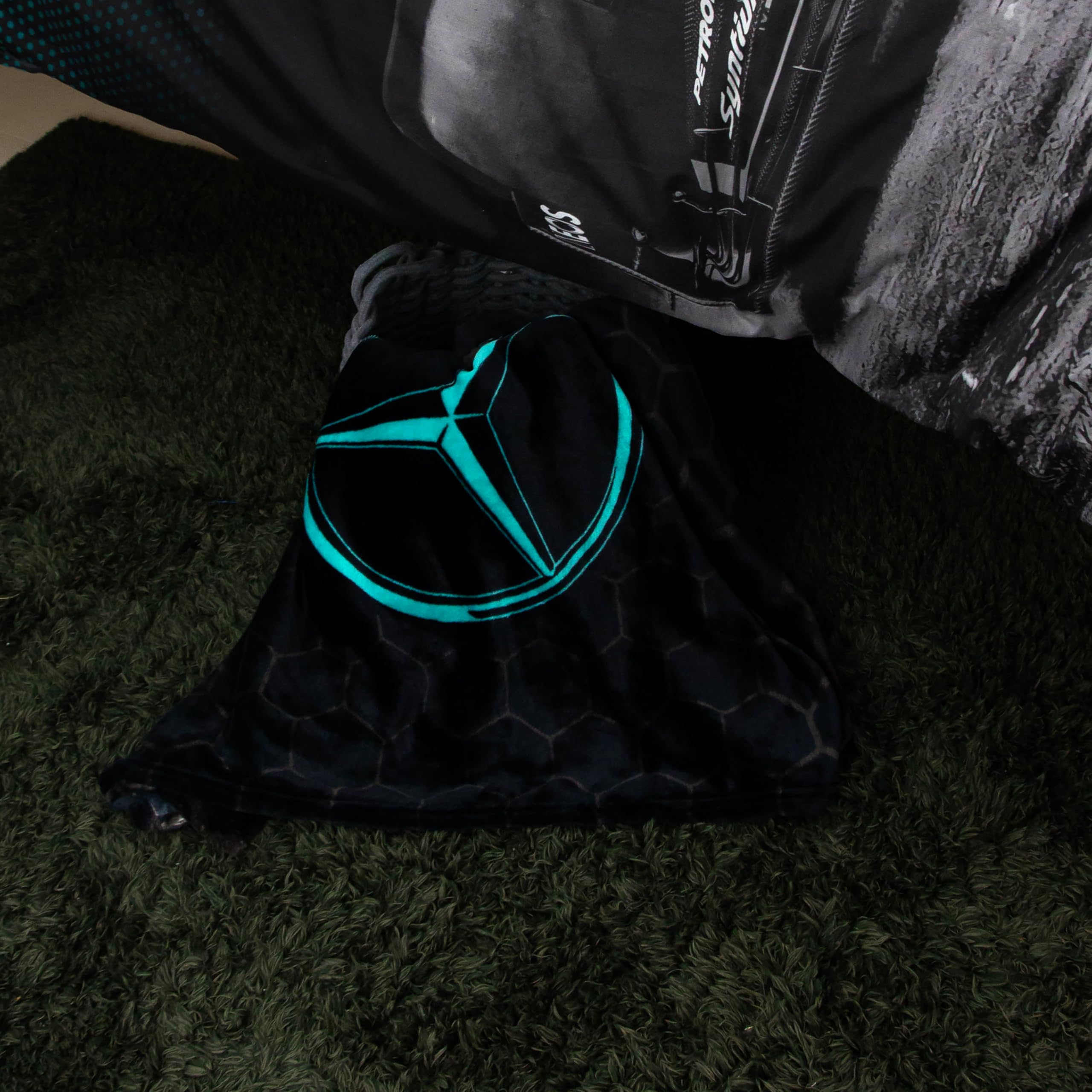 Mercedes AMG Petronas Official Fleece Blanket | Super Soft Warm Black Throw, Stealth Formula One Design | Perfect For The Bedroom, Camping & Sleepovers 100 x 150cm